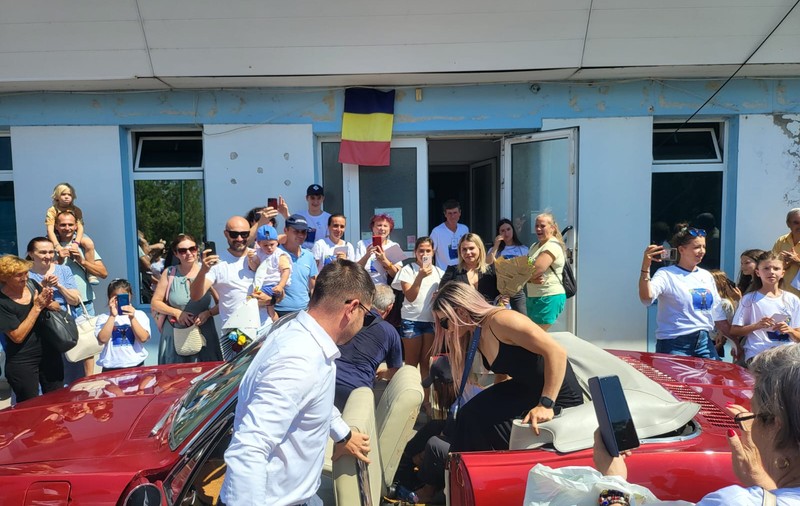 Mihaela Cambei, primită ca o eroină la Onești. Vicecampioana olimpică la haltere s-a plimbat într-o mașină de epocă și a fost aclamată de localnici | VIDEO