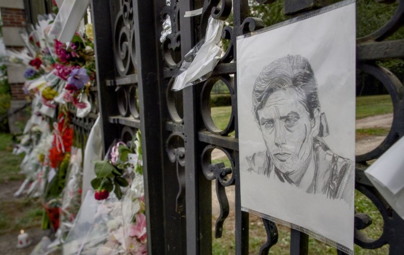 Ziarele franceze i-au dedicat prima pagină de luni lui Alain Delon. „S-a stins din viaţă după un lung crepuscul: cel al zeilor”