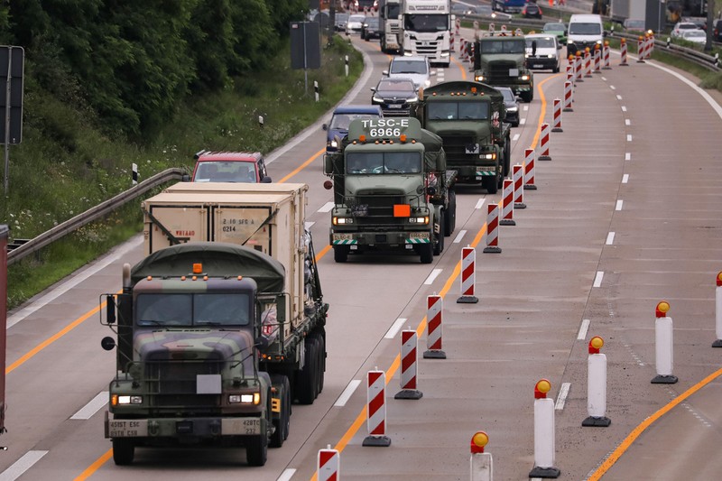 Convoi de transport militar pe o autostradă din Germania. Foto: Profimedia