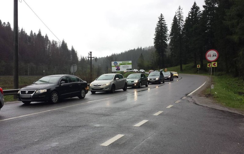 CIRCULAȚIA pe DN 10 BUZĂU-BRAȘOV, ÎNCHISĂ din cauza ALUNECĂRILOR de TEREN!