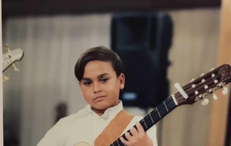 Fiul lui Adrian Minune se îndepărtează pas cu pas de lumea tatălui său. La 12 ani, Florin a luat un premiul internațional la chitară clasică