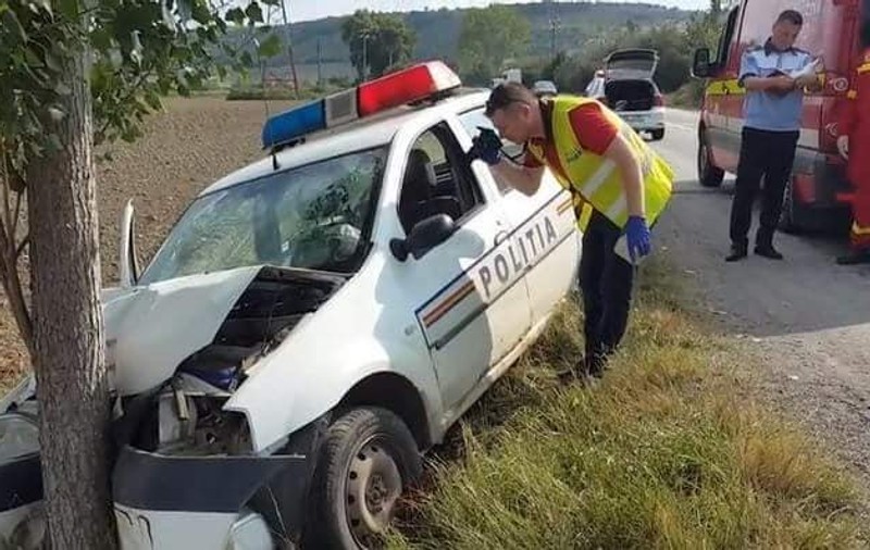 Un polițist beat din Iași a intrat cu mașina de serviciu într-un copac. A dat vina pe o căprioară