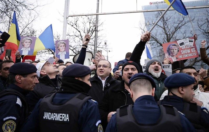 Protest AUR în timpul Congresului PPE de la București. Manifestanții s-au îmbrâncit cu jandarmii: „Ursula, nu uita, România nu te vrea!”