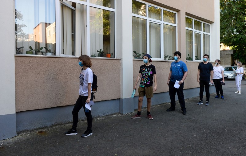 Elev din Hunedoara, strâns de gât de un profesor pentru că ar fi avut „un comportament neadecvat”