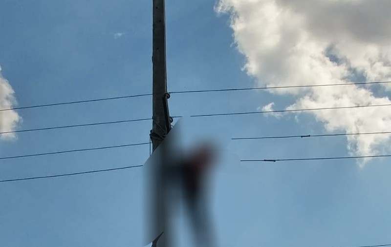 Electrician mort pe stâlp în Nicolae Bălcescu, județul Constanța. Bărbatul a rămas suspendat pe stâlp