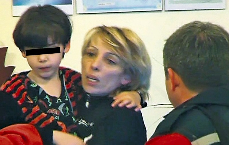 A vrut să-şi arunce copilul pe geam