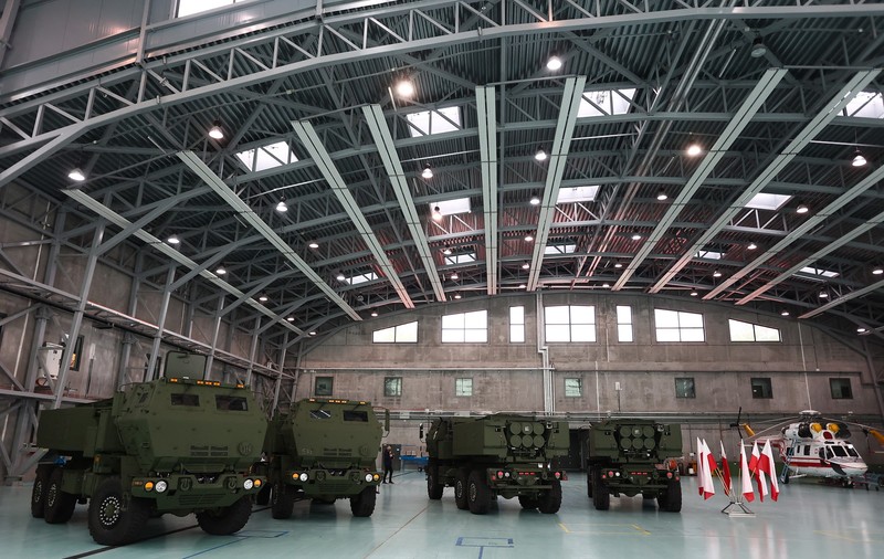 Polonia a primit primul lot de lansatoare de rachete HIMARS de fabricaţie americană, pe care îl va desfășura în apropierea graniței cu Rusia