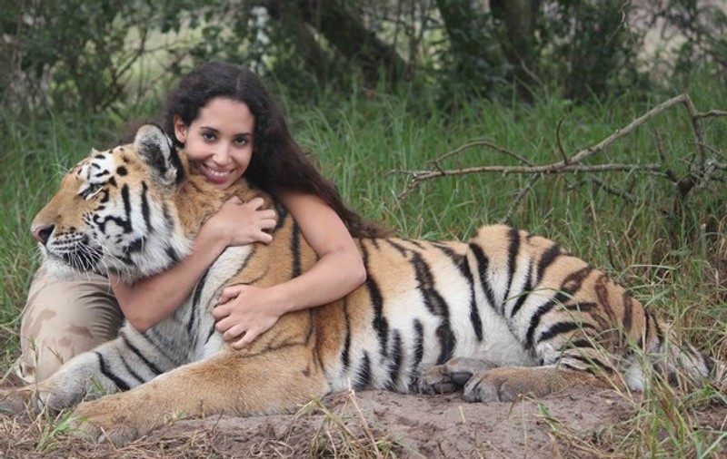 IMAGINE SENZUALĂ | O femeie frumoasă îmbrăţişează un animal fioros
