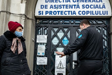 Bunica Maria şi un angajat al DGASPC Dâmboviţa