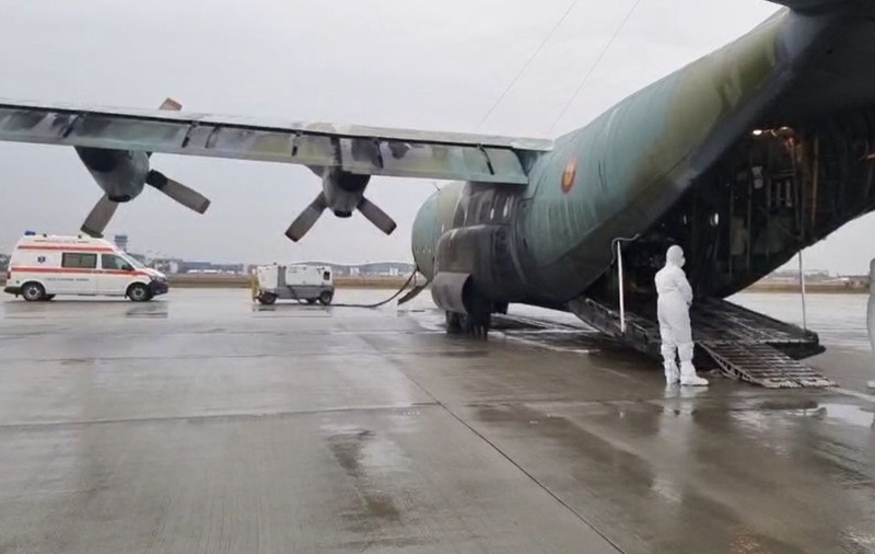 Un nou transfer al unor pacienți cu COVID în străinătate. Patru persoane au fost transportate în Italia cu un avion militar
