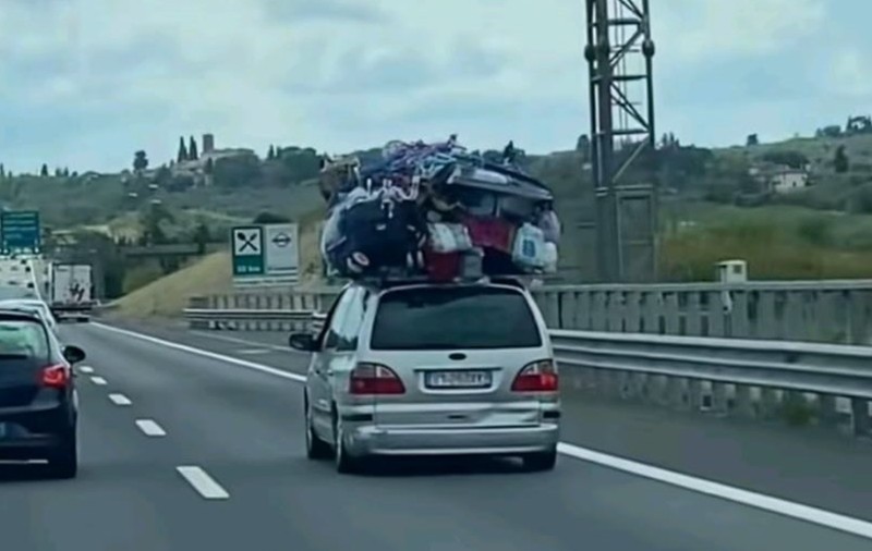 O mașină care a traversat Italia de la sud la nord a devenit virală pe rețelele sociale: „Nimeni n-a oprit-o”