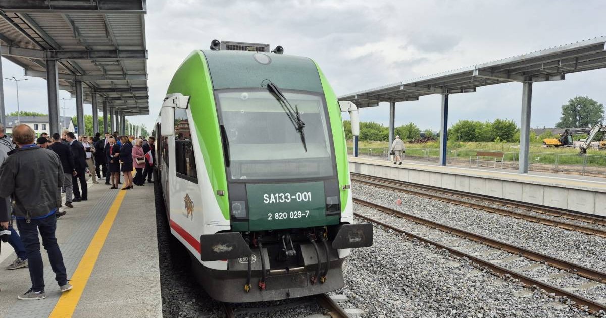 Trenul ajunge în gara din Lomza, Polonia, dupa 33 de ani