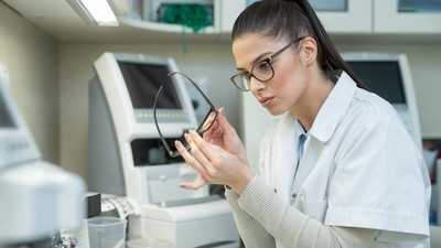 Doctor,Fixes,Glasses,In,The,Laboratory.