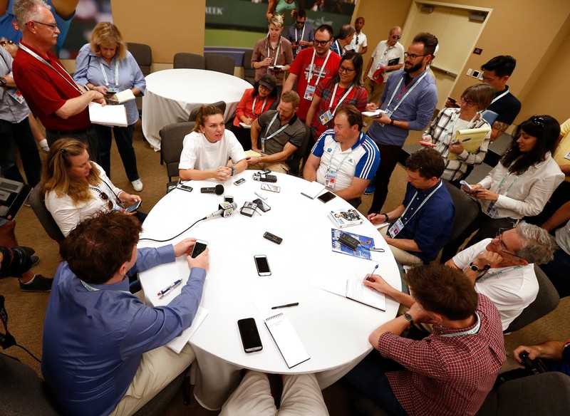 Simona Halep răspunde întrebărilor jurnaliștilor prezenți la turneul de tenis de la Indian Wells. (FOTO: EPA)