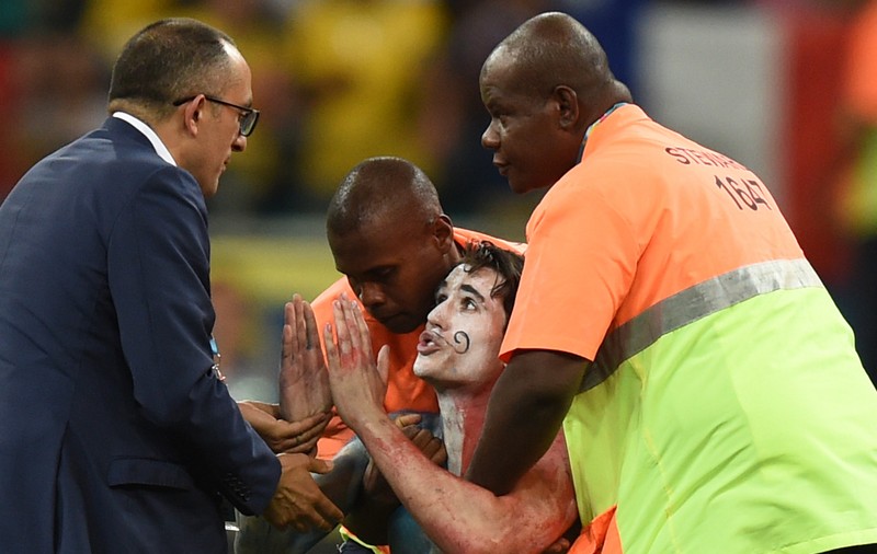 Aproape de Benzema, dar l-a luat poliţia! Un francez s-a dat ”cocoş” pe teren