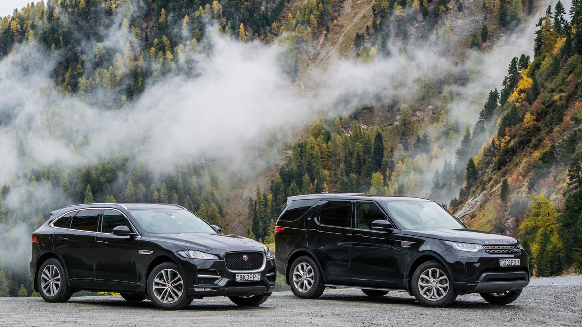 SUV-uri Jaguar și Land Rover pe un pietriș într-o zonă de munte