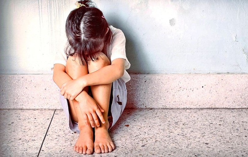 Eleva agresată sexual de profesorul de sport a fost sedusă cu chec, dar a primit biscuiţi