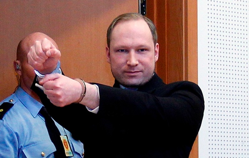 Iată cum făcea asasinul din Norvegia, Anders Breivik, rost de bani! Mama lui, un ajutor de nădejde în comiterea infracţiunilor! 
