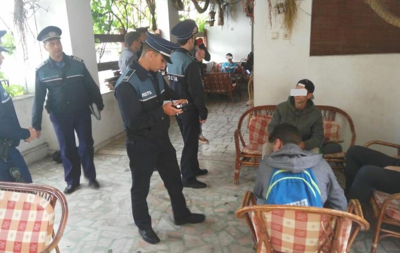 Elevii chiulangii, încolțiți de polițiști în bar: „Noi am avut «Săptămâna Altfel» şi acum am zis să ne recreăm”