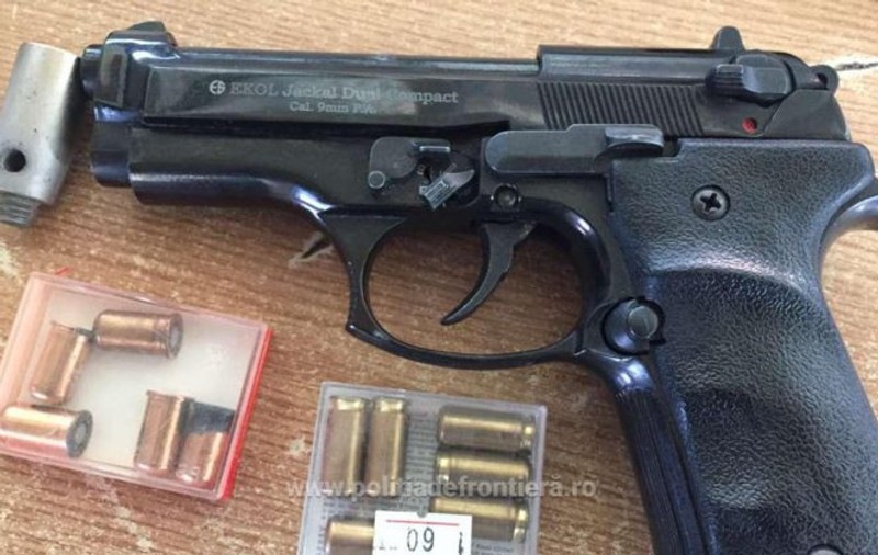 Un tânăr a fost reținut în timp ce încerca să vândă un pistol într-o parcare!
