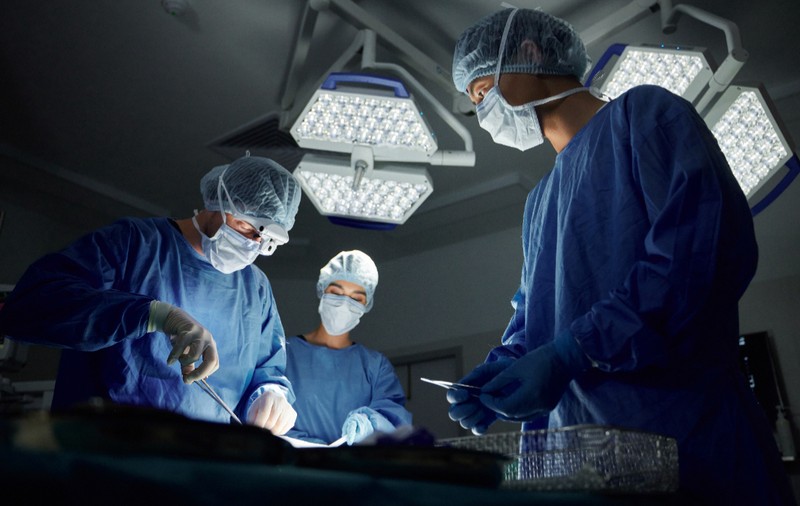 Vederea unui bărbat a fost restabilită de medici prin extragerea dintelui și implantarea lui în ochi, în Canada