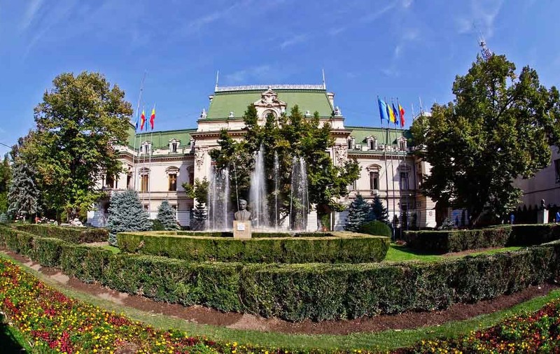 Angajat concediat din Primăria Iași, repus în funcție de judecători. A fost filmat când păgubea bugetul