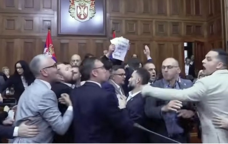 Bătaie generală în Parlamentul din Serbia între reprezentanții puterii și ai opoziției. „Aveți sânge pe mâini” | VIDEO