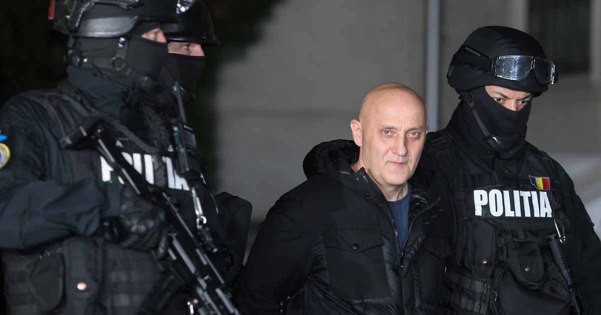 Horațiu Potra, flancat de doi polițiști