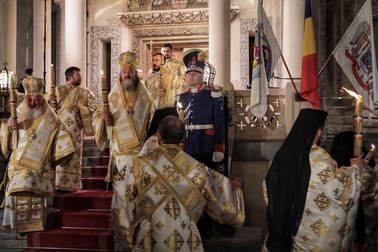 Preoții merg către credincioși să împartă Lumina Învierii