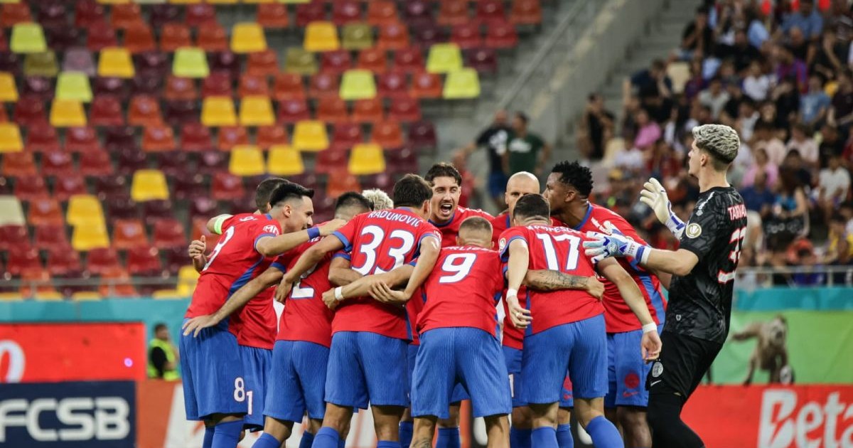 jucătorii echipei FCSB, adunați în cerc, în timpul meciului FCSB - Skhenija Tetovo, din Liga Campionilor, 30 iulie 2025