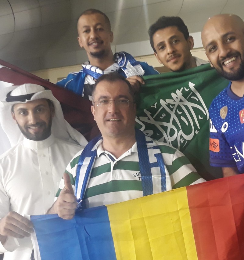 Jurnalistul, alături de suporterii lui Al Hilal, toți fani Lucescu