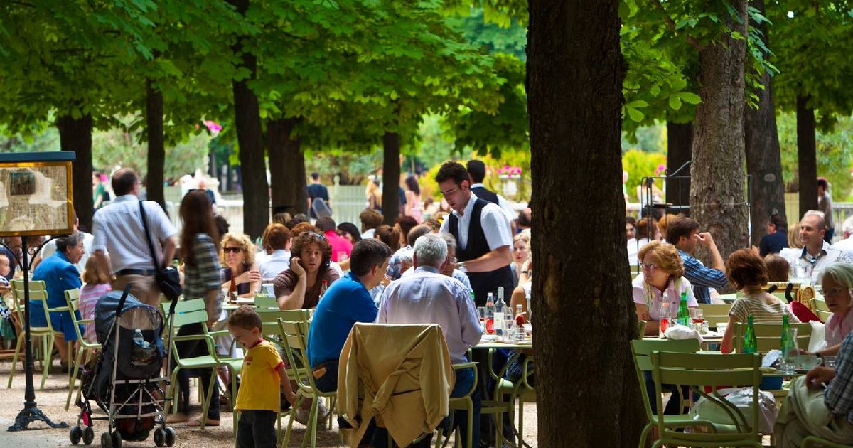 oameni bucurându-se de vremea frumoasă la o terasă