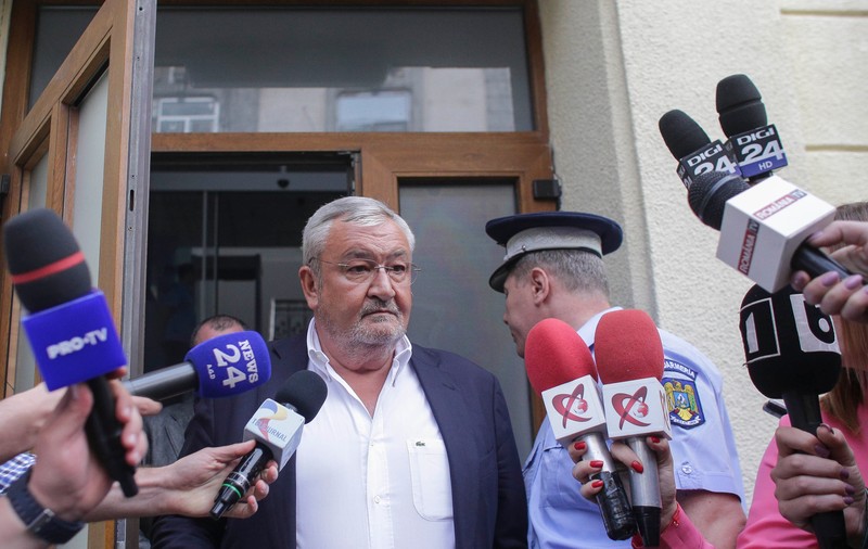 Sebastian Vlădescu este urmărit penal pentru luare de mită și trafic de influență