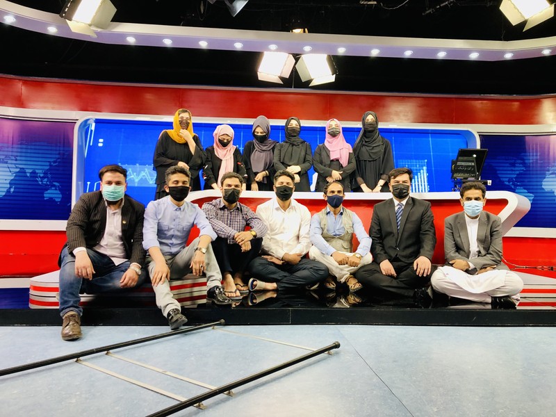Prezentatorii bărbați afgani de la Tolo TV poartă măști de protecție, în semn de solidaritatea cu colegele lor cărora li se cere să poarte burka la TV. 23 mai 2022. Foto: Profimedia