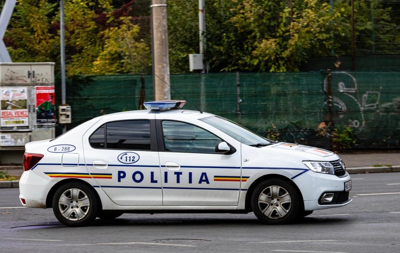 Un tânăr din Iași s-a urcat băut la volan și a intrat cu mașina în autospecialoa de poliție