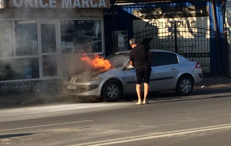 Un autoturism a luat foc din senin în centrul orașului Ploiești