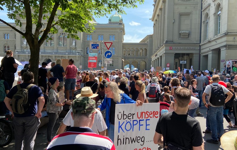 Proteste în Elveția, din cauza restricțiilor cauzate de coronavirus. Reacția autorităților: ”Oamenii s-au îmbrățișat și ne plânge inima. Va crește iar numărul de infecții”