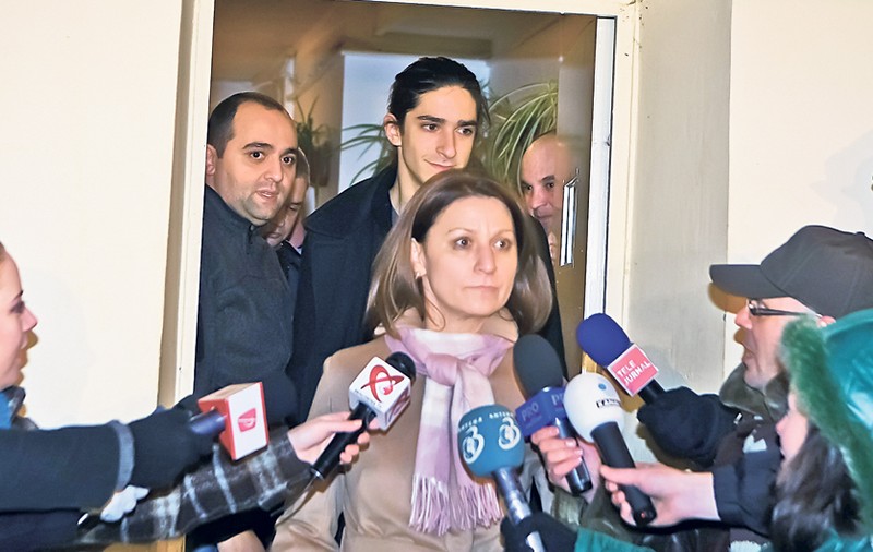 Ieri, la ieşirea din arestul Poliţiei Capitalei, Plăcintă jr s-a ascuns după mămica