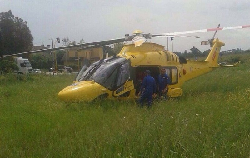 Un adolescent român a șocat Italia. Băiatul și-a dat foc în curtea casei, iar tatăl său a sărit în flăcări să-l salveze