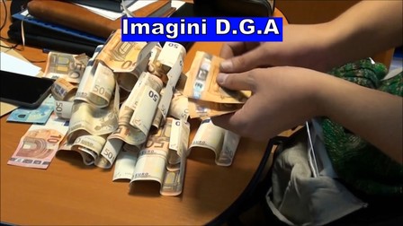 O parte din banii din șpagă găsiți în timpul flagrantului delict