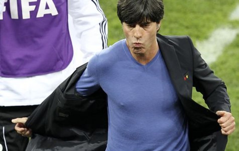 Puloverul norocos al lui Joachim Low s-a vândut ca pâinea caldă în Germania