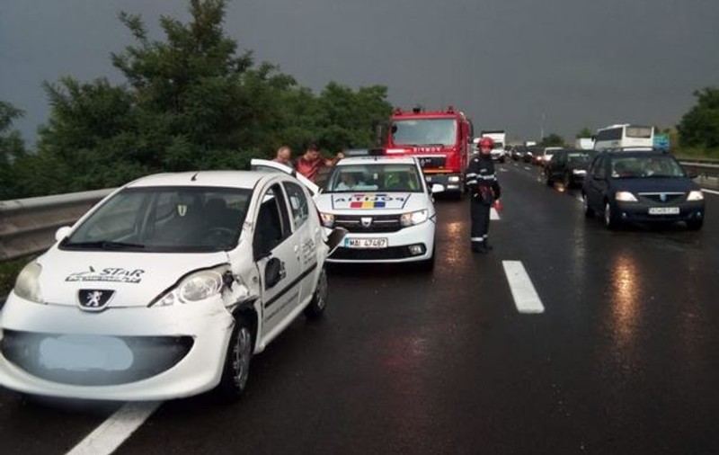 Accidente în lanţ pe A1, lângă Pitești. Au fost implicate 10 autovehicule în două evenimente rutiere
