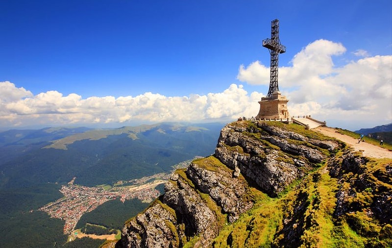 Crucea de pe Caraiman, construită în doi ani și renovată în trei. Monumentul ridicat de Regele Ferdinand nu va fi gata pentru Centenar