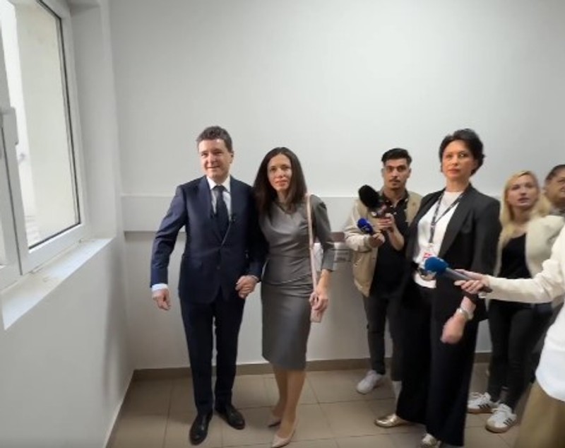 Cum a apărut Mirabela Grădinaru la secția de votare. L-a ținut de mână pe Nicușor Dan și a fost numai cu zâmbetul pe buze
