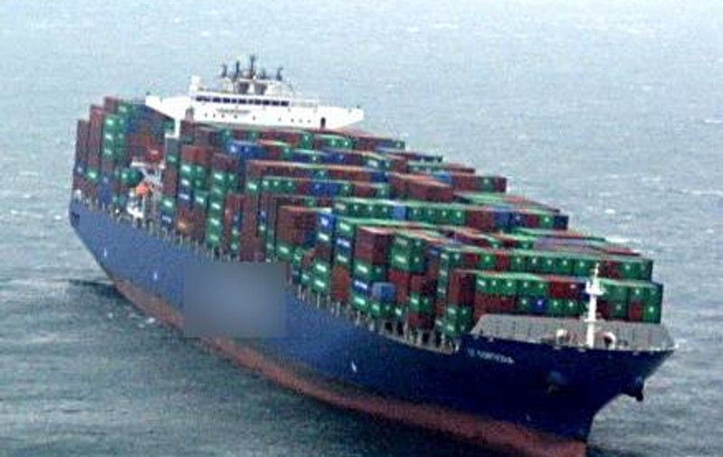 O navă italiană cu 23 de persoane la bord a fost deturnată de piraţii somalezi