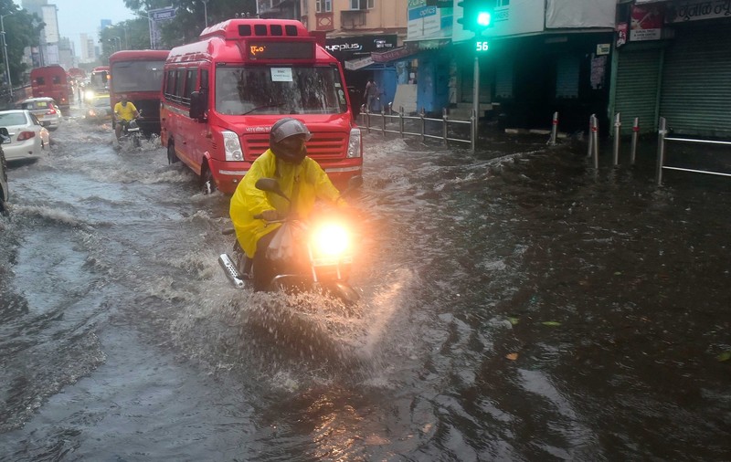 Cel puțin 24 de oameni au murit și alți 96 sunt dați dispăruți pe mare, în urma ciclonului Tauktae, care a devastat India