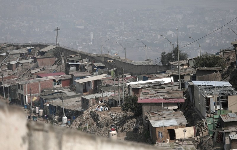 A început demolarea „Zidului Rușinii”, linia de demarcație dintre bogații și săracii din Lima, capitala statului Peru