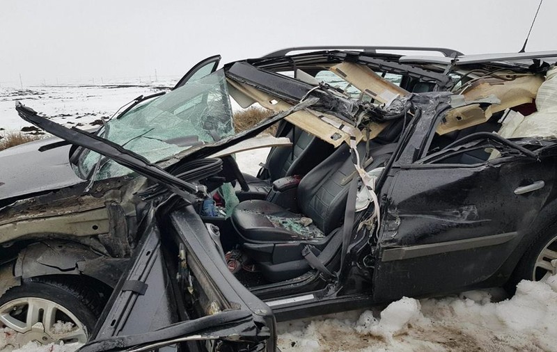 Un mort şi doi răniţi, într-un accident în localitatea Gura Padinii, județul Olt. Mașina a ajuns o grămadă de fiare/FOTO