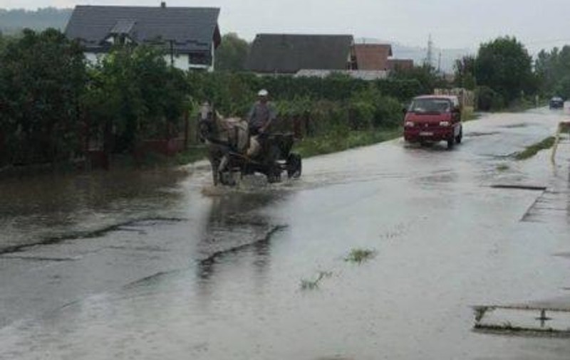 Inundații în Maramureș după ploile torențiale. Șuvoaile au făcut prăpăd și alte județe din țară / FOTO&VIDEO