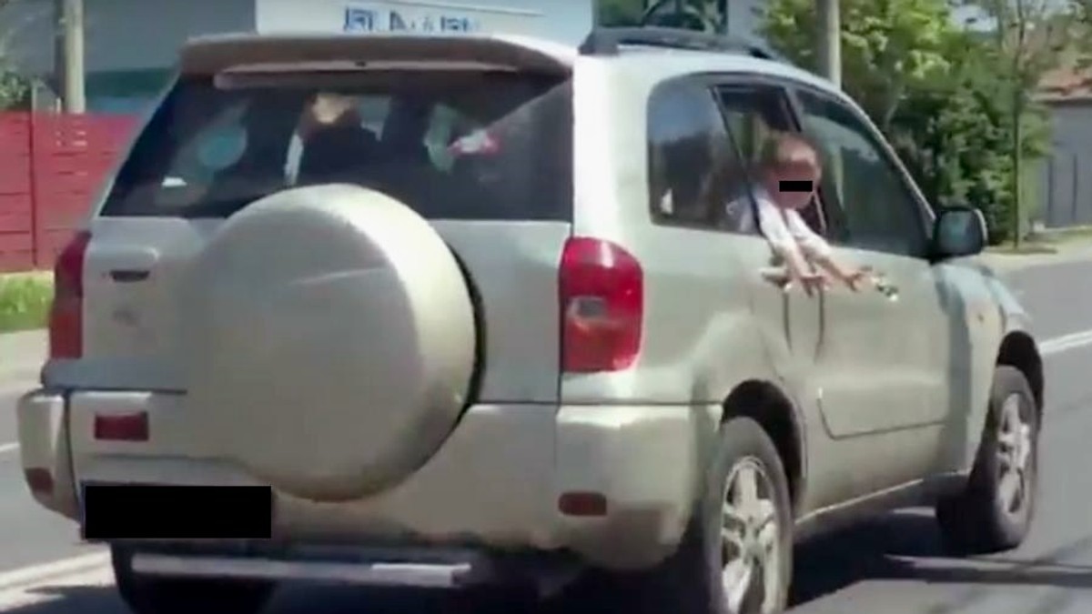 Copii aplecați pe geam într-o mașină în viteză, în Cluj